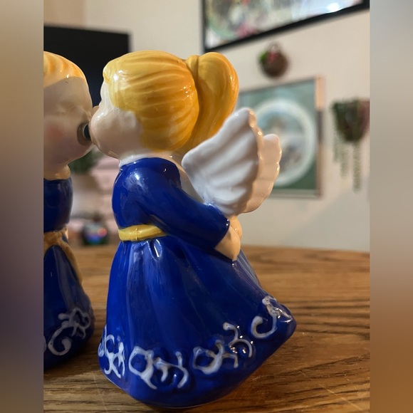 Vintage 80’s KISSING ANGELS Magnetic Salt & Pepper Shakers - Porcelain - Picture 3 of 10
